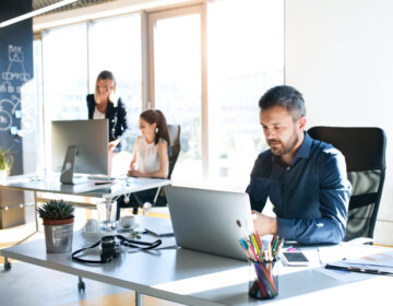 Employés avec ordinateurs sécurisés dans une entreprise wallonne 1