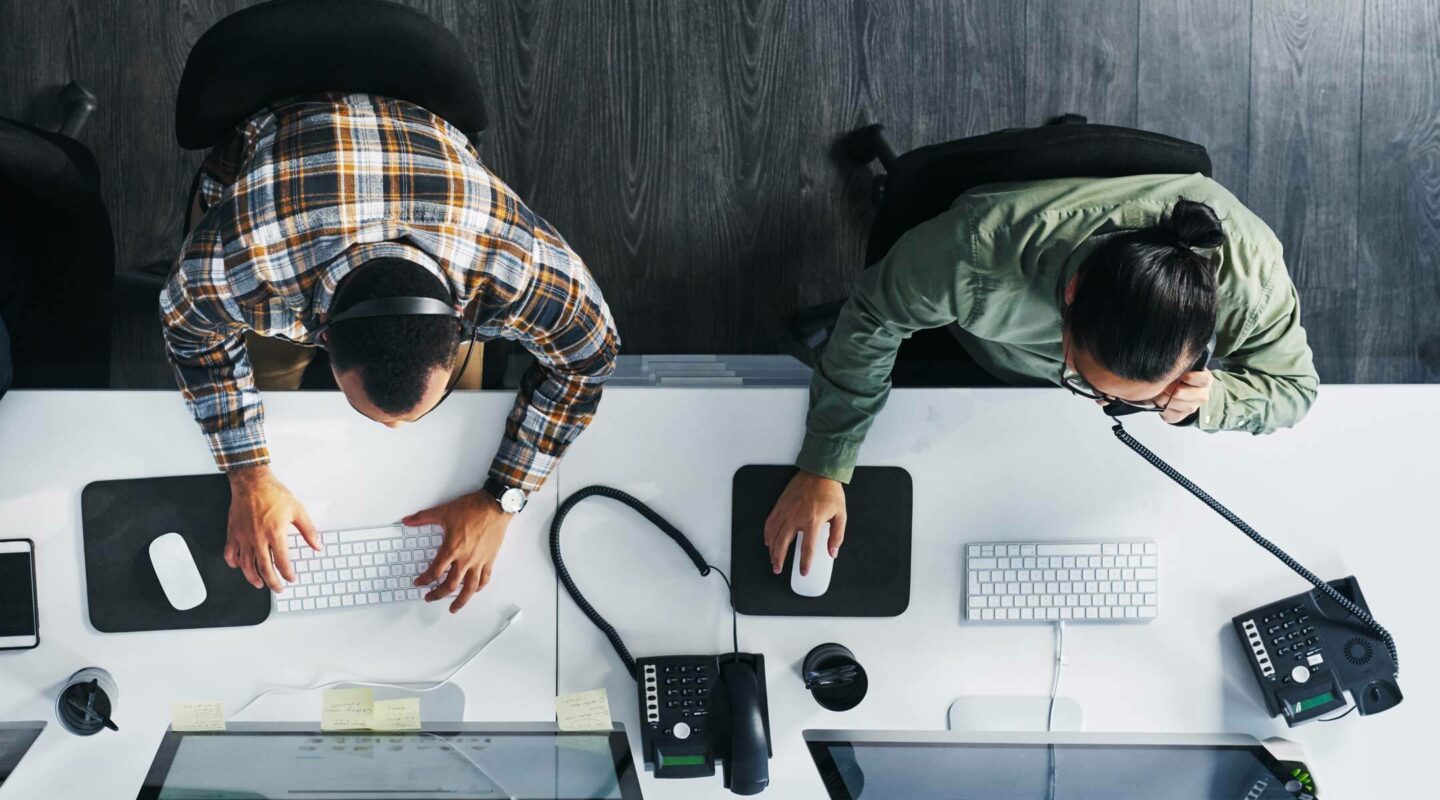 Vue du dessus de deux employés décontractés à leur bureau