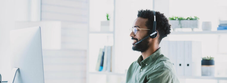 Un helpdesk officer répondant à un appel