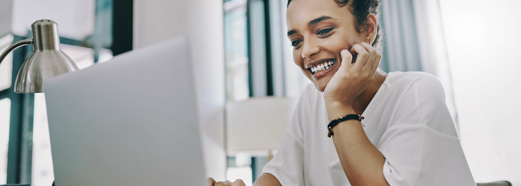 Une collaboratrice en télétravail sur son ordinateur