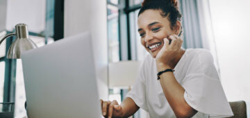 Une collaboratrice en télétravail sur son ordinateur