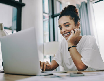 Une collaboratrice en télétravail sur son ordinateur