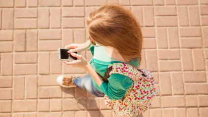 Piétonne avec smartphone en milieu urbain