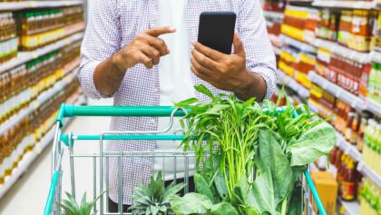 Utilisateur mobile en supermarché