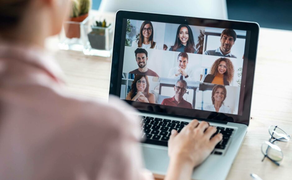 Utilisateur devant un ordinateur affichant une visioconférence